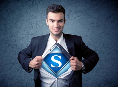 Sökük uzakta gömleğini süper kahraman işareti ile işadamı 