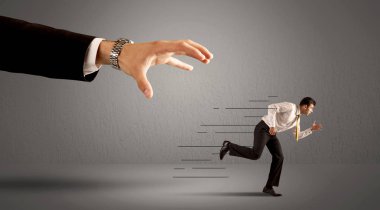 İş adamı büyük bir elden kaçıyor.