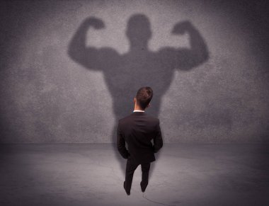 Güçlü gölgesi olan başarılı bir iş adamı.