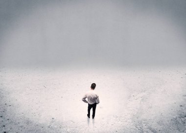 Kentsel boş alanda duran iş adamı