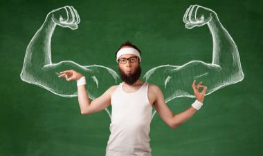 Sıska genç adam çalışıyor.