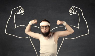 Çekici kasları olan zayıf genç bir adam.