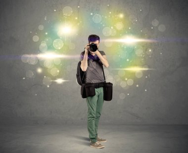 Yanıp sönen ışıkları olan fotoğrafçı