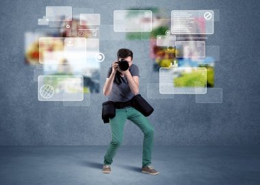 Kameralı yakışıklı fotoğrafçı.
