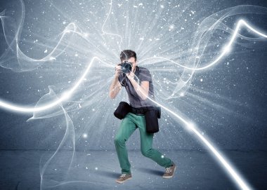 Dinamik çizgileri olan profesyonel fotoğrafçı.