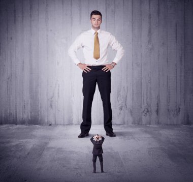 Büyük patron küçük iş adamına lokma atıyor.