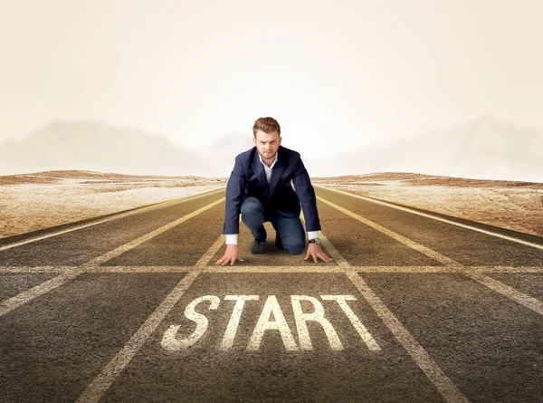 Businessman kneeling in ready position — Stock Photo, Image