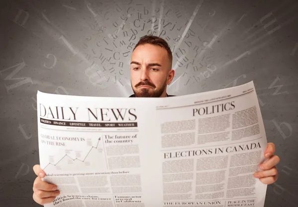 Empresário lendo jornal — Fotografia de Stock