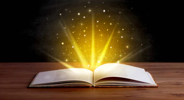 Sárga fények felett könyv — Stock Fotó
