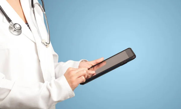 Vrouwelijke arts met Tablet PC — Stockfoto
