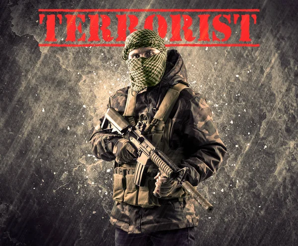 Dangerous masked and armed man with terrorist sign on grungy bac — Stock Photo, Image