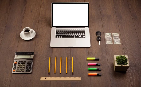 Mesa de negócios com material de escritório e laptop moderno backg branco — Fotografia de Stock