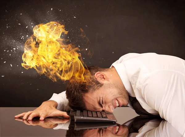 La cabeza del hombre de negocios estresado está ardiendo — Foto de Stock