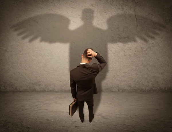 天使の影の概念と正直なセールスマン — ストック写真