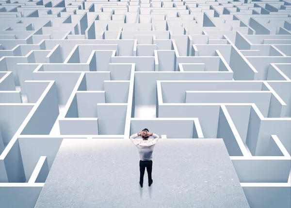 Homme d'affaires regardant labyrinthe infini — Photo