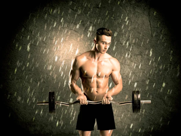Fitness cara com peso mostrando músculos — Fotografia de Stock