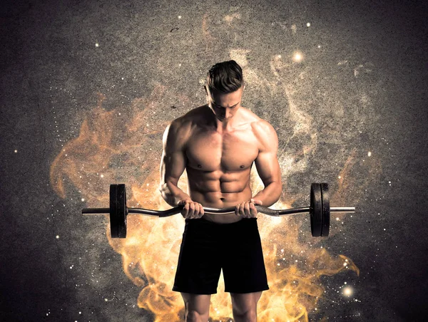 Zdravý horký samec ukazuje svaly s ohněm — Stock fotografie