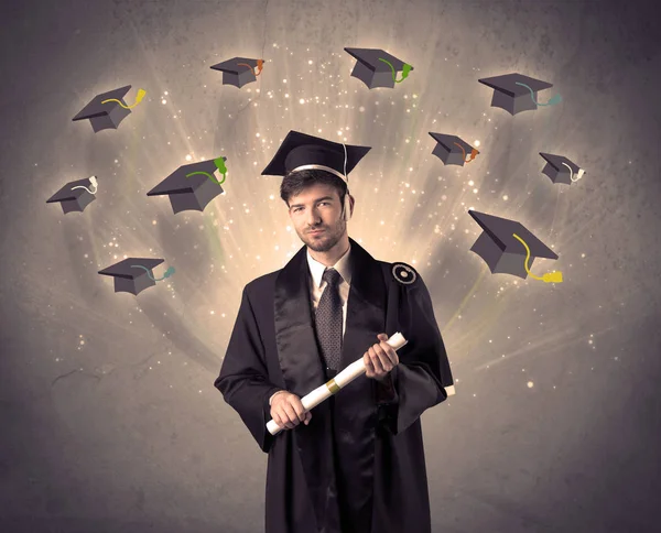 Graduado universitario con muchos sombreros voladores — Foto de Stock