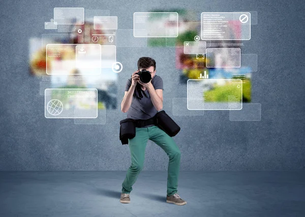 Schöner Fotograf mit Kamera — Stockfoto