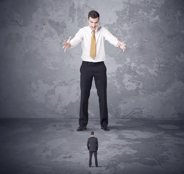 Grande capo guardando piccolo collega — Foto Stock