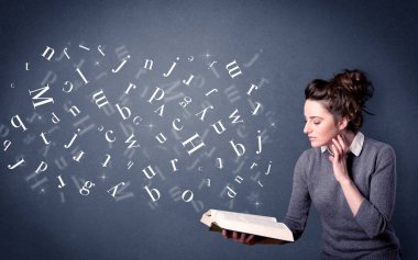 Genç Bayan kitap harfleri ile 