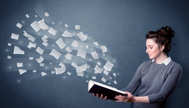 Genç Bayan holding kitap 