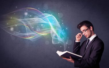 Genç adam kitap dalgalar ile