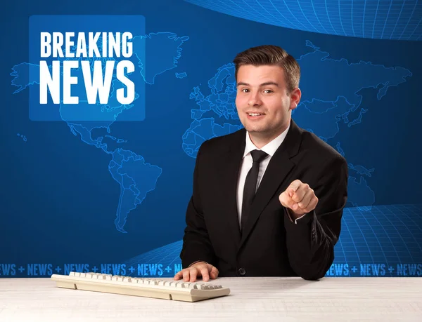 TV-presentator vooraan vertellen brekend nieuws met blauwe mo — Stockfoto
