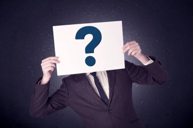 soru işareti olan kağıt tutan işadamı