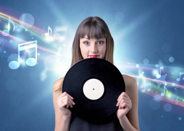 Vinil kaydı tutan kadın