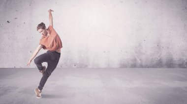 Boş geçmişi olan güzel bir şehir dansçısı.