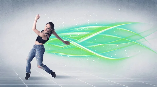 Bailarina de hip hop posando con líneas verdes — Foto de Stock