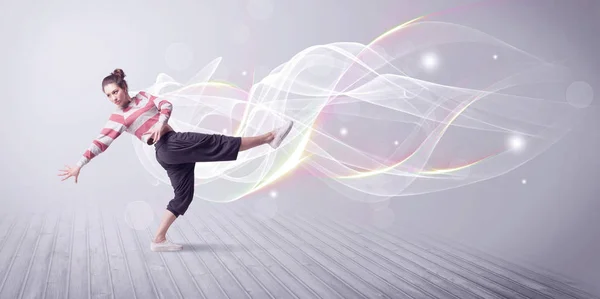 Perkotaan breakdancer menari dengan garis putih — Stok Foto