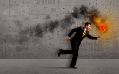 Yangın dizüstü bilgisayarı olan bir iş adamı