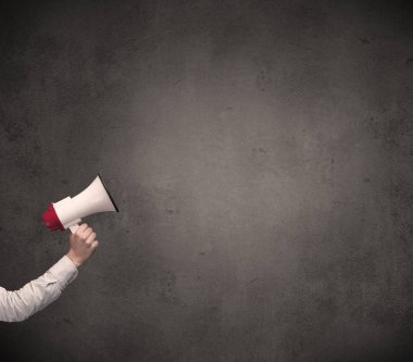 Düz arka plan üzerinde megafon