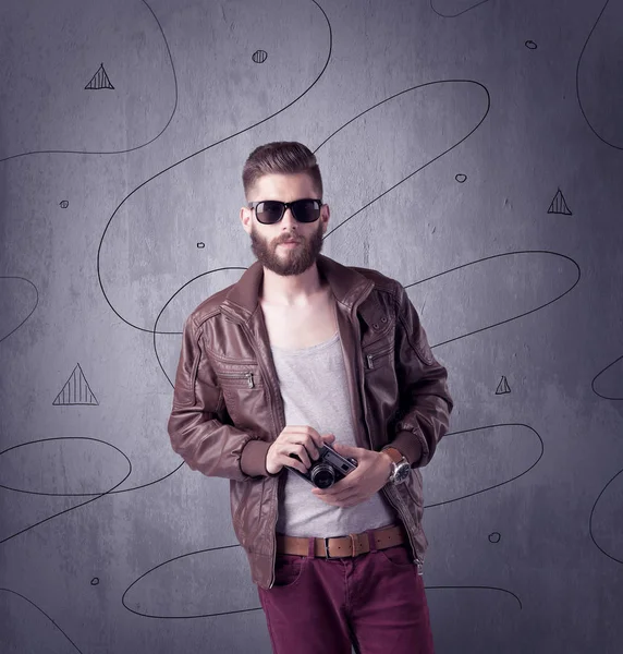 Sakallı ve klasik kameralı hippi.