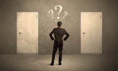 Kapı önünde duran işadamı