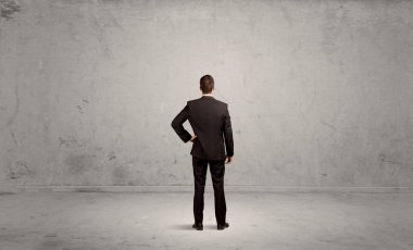 İş adamı boş kentsel alanda kayboldu