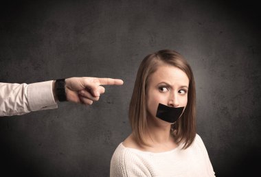 Kadına gösteren bir el