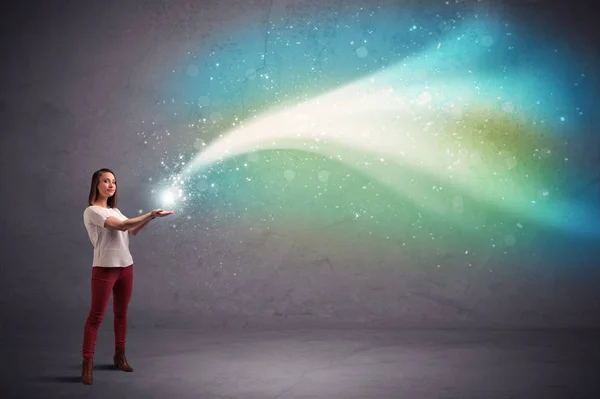 Mujer sosteniendo la luz — Foto de Stock