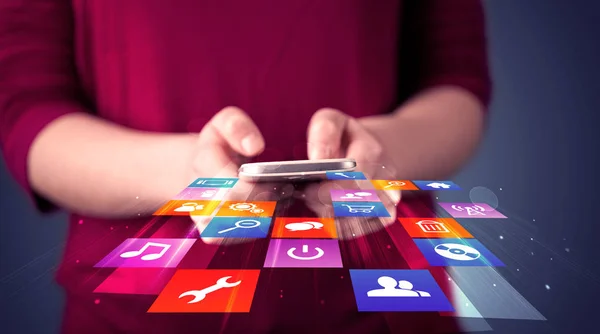 Renkli uygulama simgeleri ile akıllı telefon tutan kadın — Stok fotoğraf