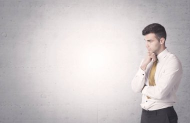 Açık arka plan ile zarif işadamı