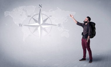 Sırt çantalı genç adam.