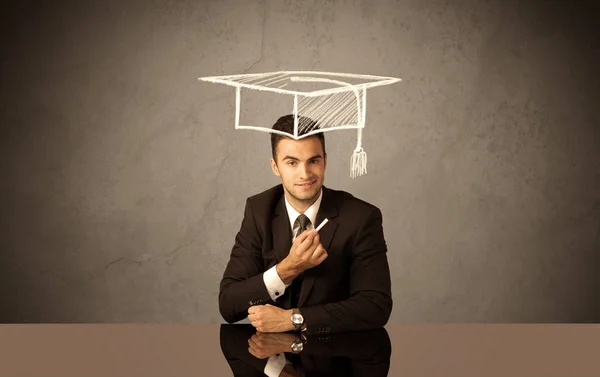 Feliz universidad graduado dibujo sombrero académico — Foto de Stock