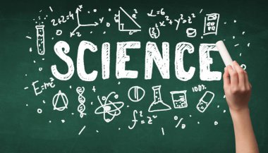 Olgun bilim adamı gemide çizim yapıyor.