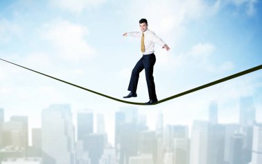 Şehrin yukarısındaki ip üzerinde yürüyen satıcısı