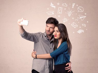 Düşünceleriyle selfie çeken çift.