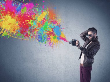 Kamera ve boya sıçratan hippi adam.