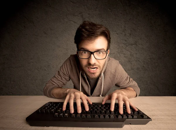 Geek ordenador escribiendo en el teclado —  Fotos de Stock