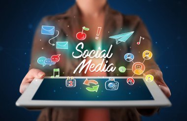 Kadın holding tablet ile sosyal medya grafik